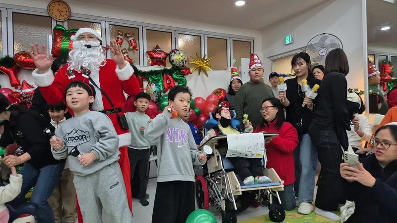 산타와 함께한 크리스마스 파티에서 아이들과 가족들이 즐거워하는 모습